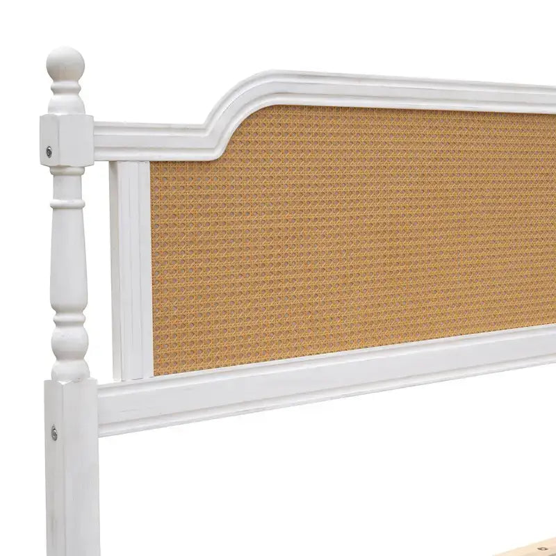 Lit plate-forme de style traditionnel avec tête et pied de lit en rotin pour chambre à coucher